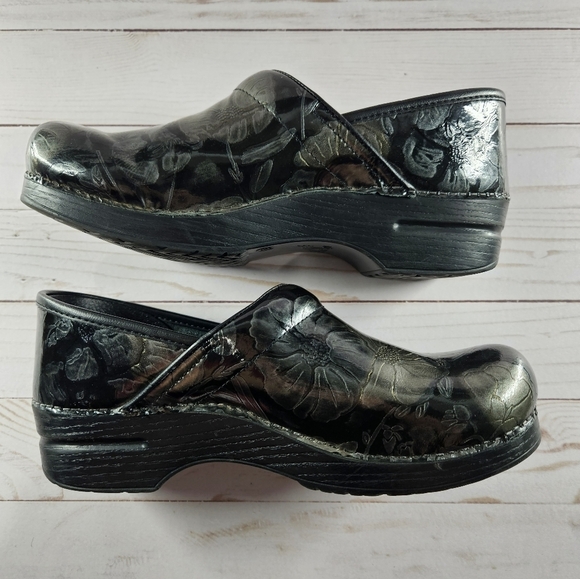 Dansko Silver‎ Metallic Flowers Womens Size 41 Leather Slip On Comfort Clogs - Picture 14 of 16
